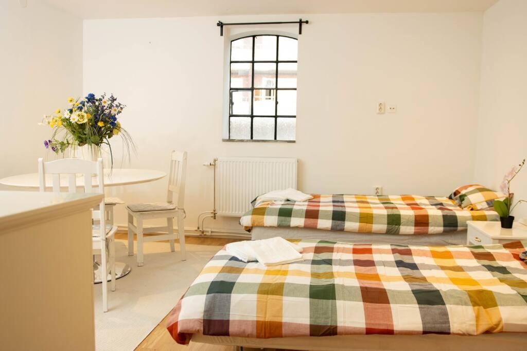 Historical Malt Factory Apartment, 6 Bedrooms, Sleeps 12 , Hot Tub 헬싱보리 외부 사진