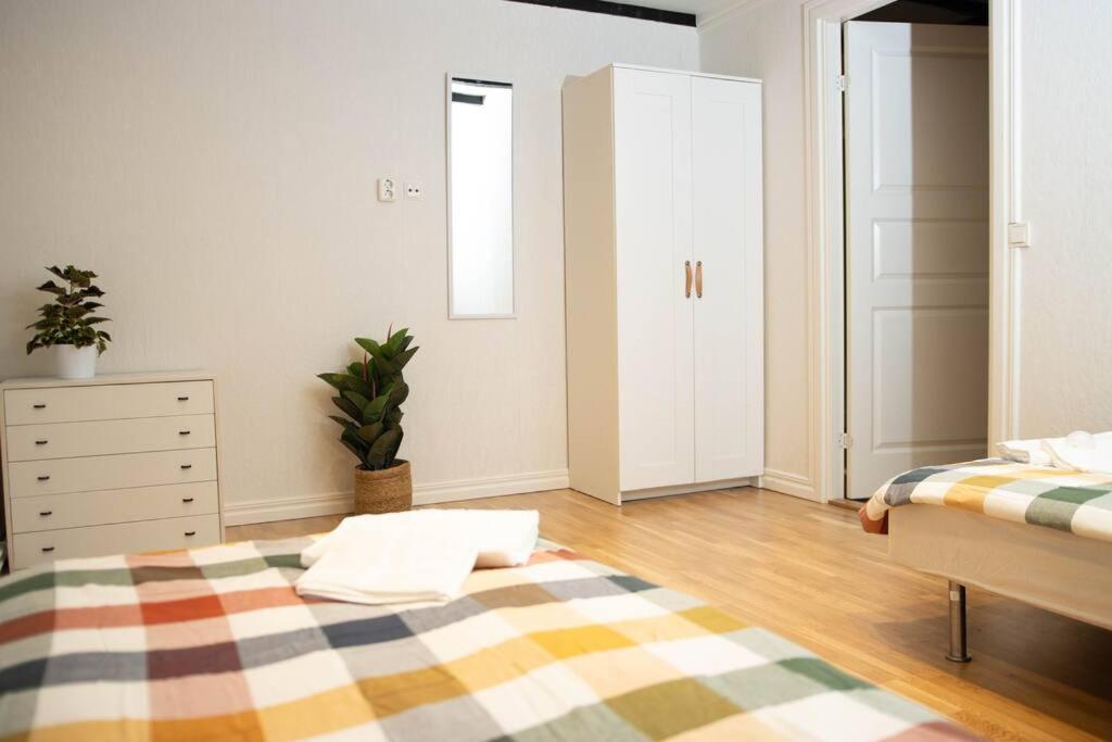 Historical Malt Factory Apartment, 6 Bedrooms, Sleeps 12 , Hot Tub 헬싱보리 외부 사진