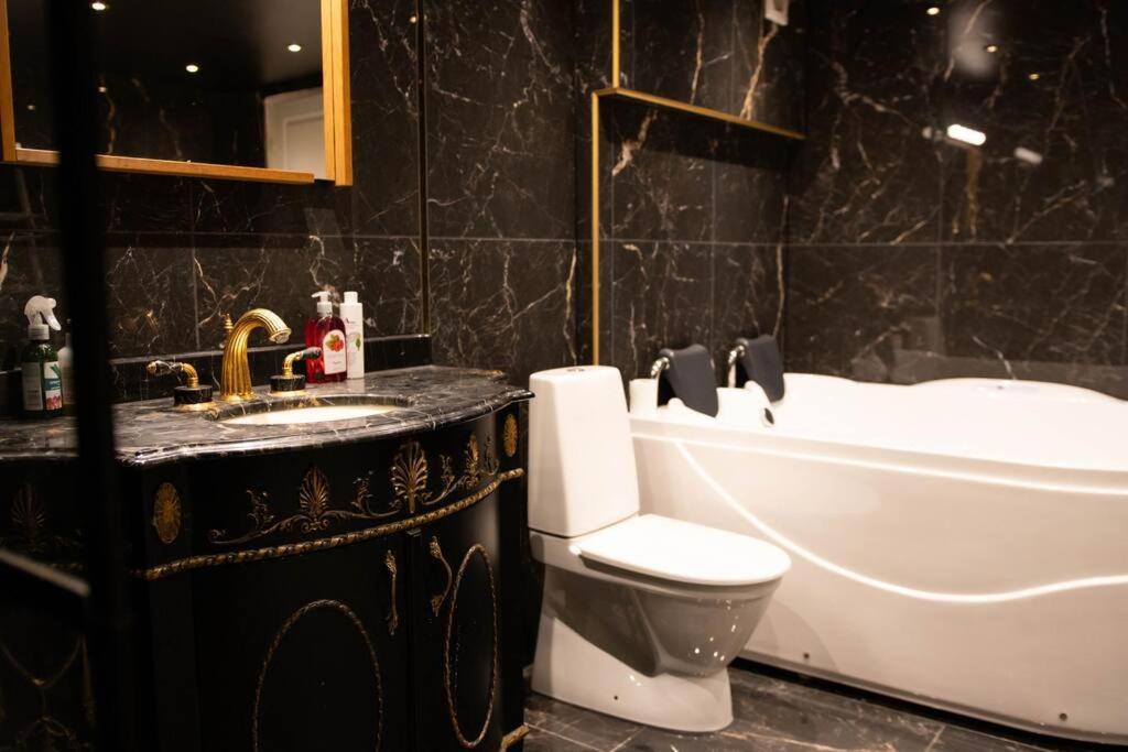 Historical Malt Factory Apartment, 6 Bedrooms, Sleeps 12 , Hot Tub 헬싱보리 외부 사진