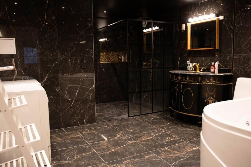 Historical Malt Factory Apartment, 6 Bedrooms, Sleeps 12 , Hot Tub 헬싱보리 외부 사진