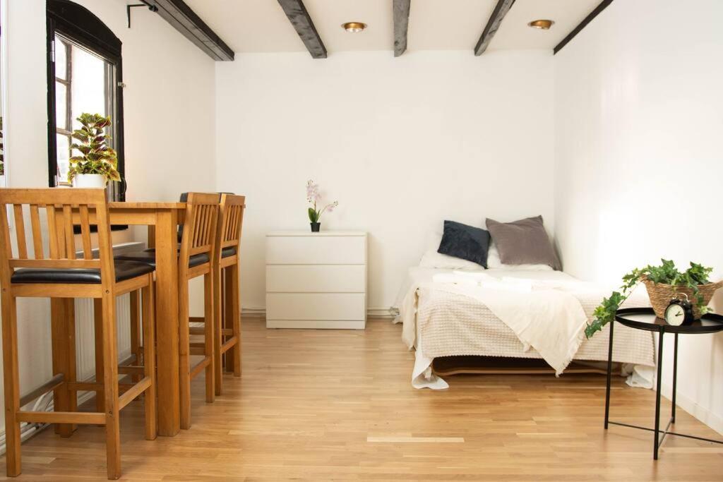 Historical Malt Factory Apartment, 6 Bedrooms, Sleeps 12 , Hot Tub 헬싱보리 외부 사진