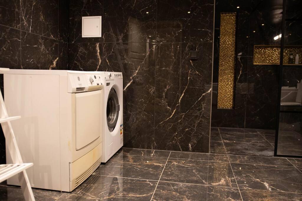Historical Malt Factory Apartment, 6 Bedrooms, Sleeps 12 , Hot Tub 헬싱보리 외부 사진