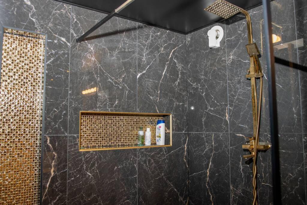 Historical Malt Factory Apartment, 6 Bedrooms, Sleeps 12 , Hot Tub 헬싱보리 외부 사진