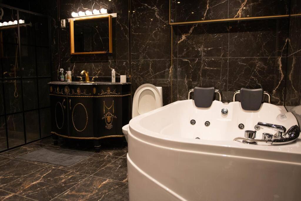 Historical Malt Factory Apartment, 6 Bedrooms, Sleeps 12 , Hot Tub 헬싱보리 외부 사진