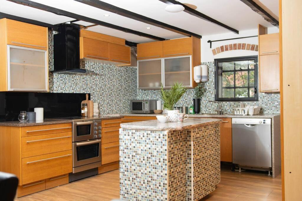 Historical Malt Factory Apartment, 6 Bedrooms, Sleeps 12 , Hot Tub 헬싱보리 외부 사진
