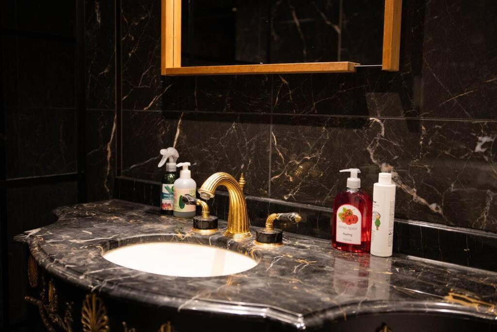 Historical Malt Factory Apartment, 6 Bedrooms, Sleeps 12 , Hot Tub 헬싱보리 외부 사진