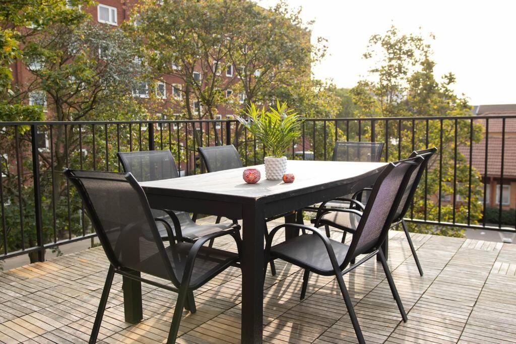 Historical Malt Factory Apartment, 6 Bedrooms, Sleeps 12 , Hot Tub 헬싱보리 외부 사진