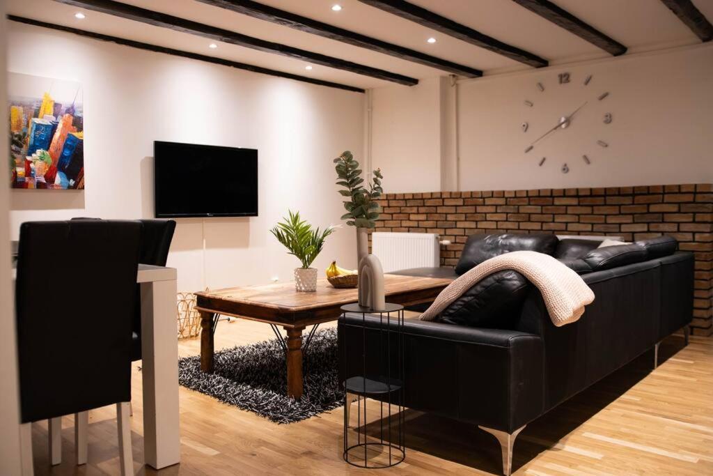 Historical Malt Factory Apartment, 6 Bedrooms, Sleeps 12 , Hot Tub 헬싱보리 외부 사진