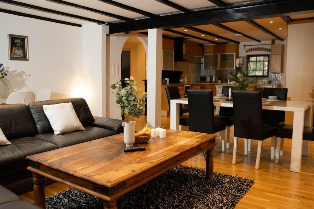 Historical Malt Factory Apartment, 6 Bedrooms, Sleeps 12 , Hot Tub 헬싱보리 외부 사진