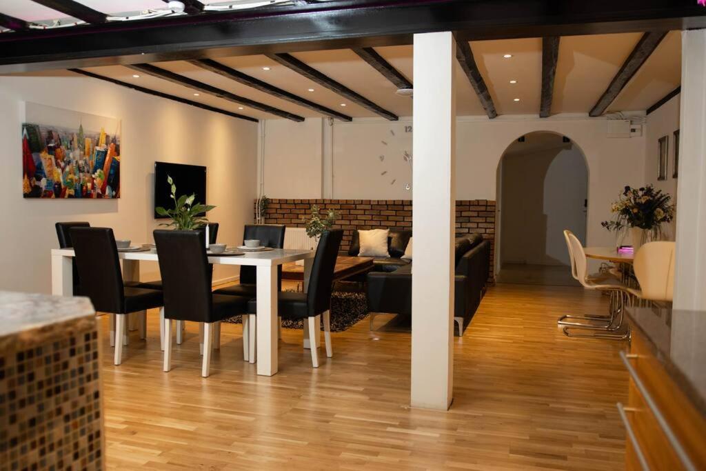 Historical Malt Factory Apartment, 6 Bedrooms, Sleeps 12 , Hot Tub 헬싱보리 외부 사진